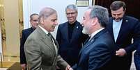 Abbas Araghchi (&agrave; direita) se re&uacute;ne com premi&ecirc; Shehbaz Sharif (&agrave; esquerda)  Foto: ANSA / Ansa - Brasil