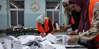 Contagem de votos em Al-Bireh, na Cisjord&acirc;nia ocupada  Foto: ANSA / Ansa - Brasil