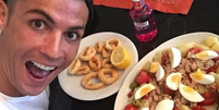 Cristiano Ronaldo comendo  Foto: Esporte News Mundo
