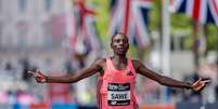 Sabastian Sawe celebrata ao cruzar a linha de chegada da Maratona de Londres com o novo recorde mundial: 1:59:30 (Foto: Bob Martin for London Marathon Events) Foto: Divulga&ccedil;&atilde;o / Contra-Rel&oacute;gio