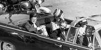 O presidente John F. Kennedy desfilando em carro aberto momentos antes do atentado que o mataria, em 1963  Foto: DW / Deutsche Welle
