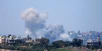 Fumaça sobe após um ataque aéreo israelense à cidade de Zawtar El-Charqiyeh, no sul do Líbano, em 26 de abril de 2026.  Foto: AFP - - / RFI