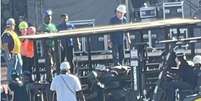 Serralheiro &eacute; retirado ap&oacute;s sofrer acidente de trabalho na montagem de palco para o show de Shakira em Copacabana  Foto: Reprodu&ccedil;&atilde;o
