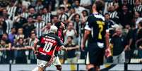 Galo n&atilde;o foi p&aacute;reo para um Flamengo bem mais eficiente - Foto: Gilvan de Souza/Flamengo / Jogada10