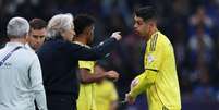 Foto: Yasser Bakhsh/Getty Images - Legenda: Jorge Jesus e Cristiano Ronaldo durante partida pelo Campeonato Saudita / Jogada10