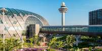 Entrada e passarela que levam ao aeroporto Changi, em Singapura  Foto: Getty Images / BBC News Brasil