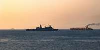 Foto divulgada pelo Comando Central dos EUA, mostrando forças americanas que patrulham o Mar Arábico perto do navio M/V Touska em 20 de abril de 2026, na região do Estreito de Ormuz.  Foto: Divulgação/Marinha dos EUA via Getty Images