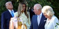 O presidente dos Estados Unidos, Donald Trump, a primeira-dama Melania Trump, o rei Charles III e a rainha Camilla no jardim da Casa Branca, em Washington, em 27 de abril de 2026.  Foto: AFP - SUZANNE PLUNKETT / RFI