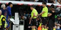 Árbitro Jose Maria Sanchez Martinez olha o monitor do VAR durante partida entre Real Madrid e Athletic Bilbao - Foto: Florencia Tan Jun/Getty Images / Jogada10