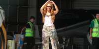 Shakira manda cora&ccedil;&atilde;o para os f&atilde;s brasileiros em sua chegada ao RJ  Foto: Victor Chapetta/Brazil News / Elas no Tapete Vermelho