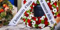 Coroa de flores enviada pela Embaixada da Itália na Suíça para homenagem a vítimas em Crans-Montana  Foto: ANSA / Ansa - Brasil
