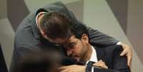 Sóstenes abraça Jorge Messias durante sabatina no Senado  Foto: TV Senado via Youtube / Estadão