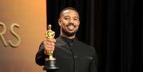 Michael B. Jordan admite que ainda não sabe onde guardar seu Oscar por 'Pecadores' (Frazer Harrison Getty Images)  Foto: Rolling Stone Brasil
