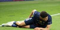 Hakimi deixou o PSG ap&oacute;s sentir les&atilde;o na vit&oacute;ria na Champions League  Foto: Xavier Laine/Getty Images