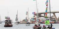 Os barcos de uma nova frota humanitária com destino à Faixa de Gaza partem do Port Vell, em Barcelona, em abril de 2026.  Foto: AFP - JOSEP LAGO / RFI