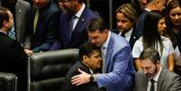 Senador e pr&eacute;-candidato &agrave; Presid&ecirc;ncia da Rep&uacute;blica, Fl&aacute;vio Bolsonaro abra&ccedil;a o presidente do Senado, Davi Alcolumbre (Uni&atilde;o-AP), em vota&ccedil;&atilde;o que derrubou veto de Lula ao PL da Dosimetria  Foto: Estad&atilde;o Conte&uacute;do