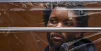 d4vd observa durante sua audiência de acusação pelo assassinato de Celeste Rivas Hernandez no Centro de Justiça Criminal Clara Shortridge Foltz em 20 de abril de 2026 em Los Angeles, Califórnia.  Foto: Ted Soqui - Pool/Getty Images