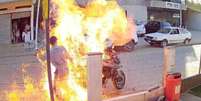 Homem ateou fogo na própria moto após abordagem da PM no Espírito Santo  Foto: Reprodução
