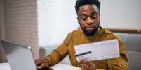 Muitos brasileiros pagam por serviços que não usam mais e só percebem isso quando revisam o extrato do cartão Foto: InesBazdar | Shutterstock / Portal EdiCase