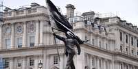A estátua apareceu em um pedestal em Waterloo Place na quarta-feira Foto: Getty Images / BBC News Brasil