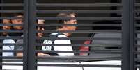 O ex-presidente Jair Bolsonaro ao chegar em casa, em Brasília, para cumprir prisão domiciliar, em março  Foto: Wilton Junior/Estadão / Estadão
