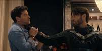 Soldier Boy (Jensen Ackles) segura Malchemichal (Misha Collins) em cena de 'The Boys' Foto: Amazon MGM/Divulgação / Estadão