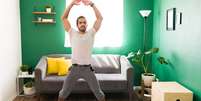 O exercise snacking surge como uma alternativa prática, que se encaixa em intervalos curtos: o trajeto até a cozinha, a subida de um lance de escadas, a pausa entre reuniões - depositphotos.com / tonodiaz Foto: Giro 10