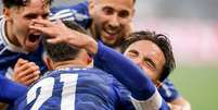Da esquerda para a direita: Sylla, Kurucay, Karaman (autor do gol) e Aouchiche comemoram em grande estilo o gol que abriu o placar diante do Fortuna.   Foto: Divulgação / FC Schalke 04 / Jogada10
