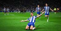 Bendanek (5) &eacute; levantado ap&oacute;s fazer o gol da vit&oacute;ria o Porto, o agora, campe&atilde;o portugu&ecirc;s de 2025/26. Foto: Divulga&ccedil;&atilde;o / FC Porto / Jogada10
