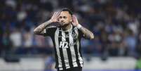 Maycon cobra p&ecirc;nalti. &Eacute; o segundo gol do Galo sobre o Cruzeiro. Foto: Pedro Souza / Atl&eacute;tico / Jogada10