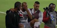 Lucas se lesiona novamente e sai carregado de jogo do S&atilde;o Paulo.  Foto: Reprodu&ccedil;&atilde;o/TV Globo / Estad&atilde;o