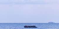 Migrantes tentam atravessar o Canal da Mancha em barcos usados por coiotes, como essa embarca&ccedil;&atilde;o retratada ao largo da costa de Gravelines, no norte da Fran&ccedil;a, em 14 de abril de 2026.  Foto: AFP - SAMEER AL-DOUMY / RFI