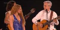 Shakira e Caetano Veloso durante show da colombiana na Praia de Copacabana.  Foto: TV Globo/Divulgação / Estadão