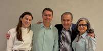 Flávio Bolsonaro, Silas Malafaia e as respectivas esposa  Foto: Reprodução/Faceb / Estadão