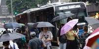 S&Atilde;O PAULO - SP 09-02-2006&nbsp; CIDADES METR&Oacute;POLE OE / CHUVA AV. PAULISTA - Pedestres caminham com guarda-chuva em tarde chuvosa na Av. Paulista n Foto: Daniel Teixeira/Estad&atilde;o / Estad&atilde;o