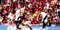 Jogo foi marcado por grandes disputas no meio-campo - Foto: Gilvan de Souza / Flamengo / Jogada10
