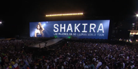 Tel&atilde;o de LED mostra o nome de Shakira em Copacabana e anima o p&uacute;blico  Foto: Reprodu&ccedil;&atilde;o/TV Globo