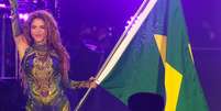A cantora Shakira encerrou o megashow em Copacabana segurando uma bandeira do Brasil  Foto: Dilson Silva/Agnews