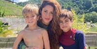 Shakira com os filhos  Milan, de 13 anos, e Sasha, de 11  Foto: Reprodução