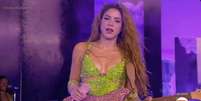 Shakira era esperada no palco às 21h45, mas só apareceu depois das 23h  Foto: Reprodução/TV