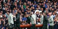 Jesse Derry, do Chelsea, recebe atendimento médico durante jogo da Premier League entre Chelsea e Nottingham, em Stamford Bridge - Foto: Justin Setterfield/Getty Images / Jogada10