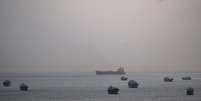 Navios e embarca&ccedil;&otilde;es no Estreito de Ormuz, em Musandam, Om&atilde;, em 1&ordm; de maio de 2026.  Foto: RFI