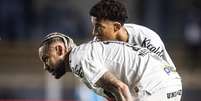 Robinho Jr e Neymar tem uma rela&ccedil;&atilde;o de &ldquo;padrinho e apadrinhado&rdquo; &ndash;  Foto: Raul Baretta/ Santos / Jogada10