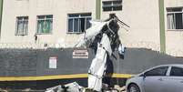 Destroços do avião no estacionamento do edifício em que bateu em BH.  Foto: ANSA / Ansa - Brasil