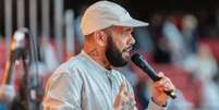 Foto: Reprodu&ccedil;&atilde;o/Instagram - Legenda: Daniel Alves discursa para mais de 30 mil pessoas em culto evang&eacute;lico / Jogada10