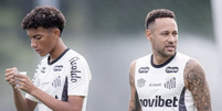 Robinho Jr. e Neymar durante treino no Santos  Foto: Raul Baretta/Santos FC