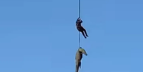 Policial é içado por helicóptero após capturar crocodilo na África do Sul  Foto: Divulgação/Serviço de Polícia Sul-Africana 