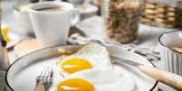 Café da manhã com proteína ajuda na saciedade e evita picos de fome  Foto: Freepik