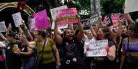 Manifestantes exibem cartazes com mensagens impactantes durante uma marcha para denunciar o aumento dos casos de feminic&iacute;dio e protestar contra todas as formas de viol&ecirc;ncia contra a mulher, em S&atilde;o Paulo, Brasil  Foto: Faga Almeida/UCG/Universal Images Group via Getty Images
