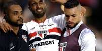 Lucas Moura deixa o campo carregado no empate do S&atilde;o Paulo contra o Bahia Foto: Marcelo Zambrana/AGIF